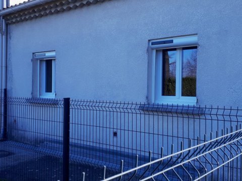 Pose et installation de volets roulants solaires dans une maison à Carpentras